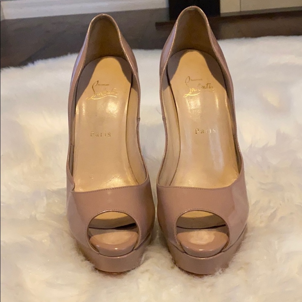 CHRISTIAN LOUBOUTIN
Patent Leather Pumps